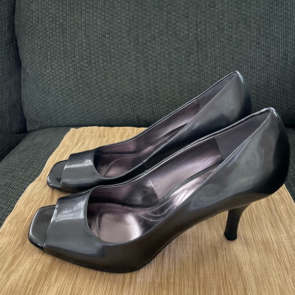 Tahari Peeptoe Herls - Picture 1 of 12